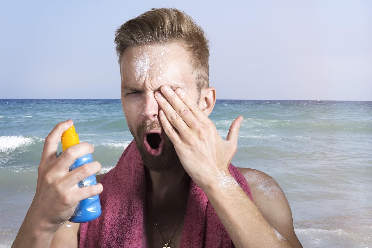 Een man past zonnebrandcrème toe om naar buiten te gaan in Delft