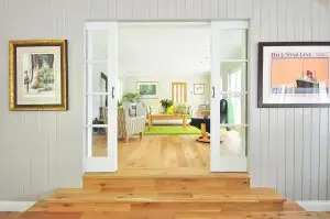 Bedrijven in Delft Delftse woonkamer met laminaat en PVC vloeren in verschillende stijlen, klaar voor vergelijking in showroom